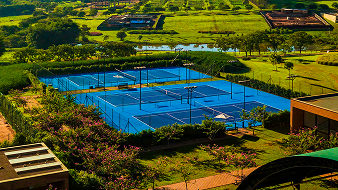 Quadras de tênis com piso esportivo Lisonda em empreendimento residencial